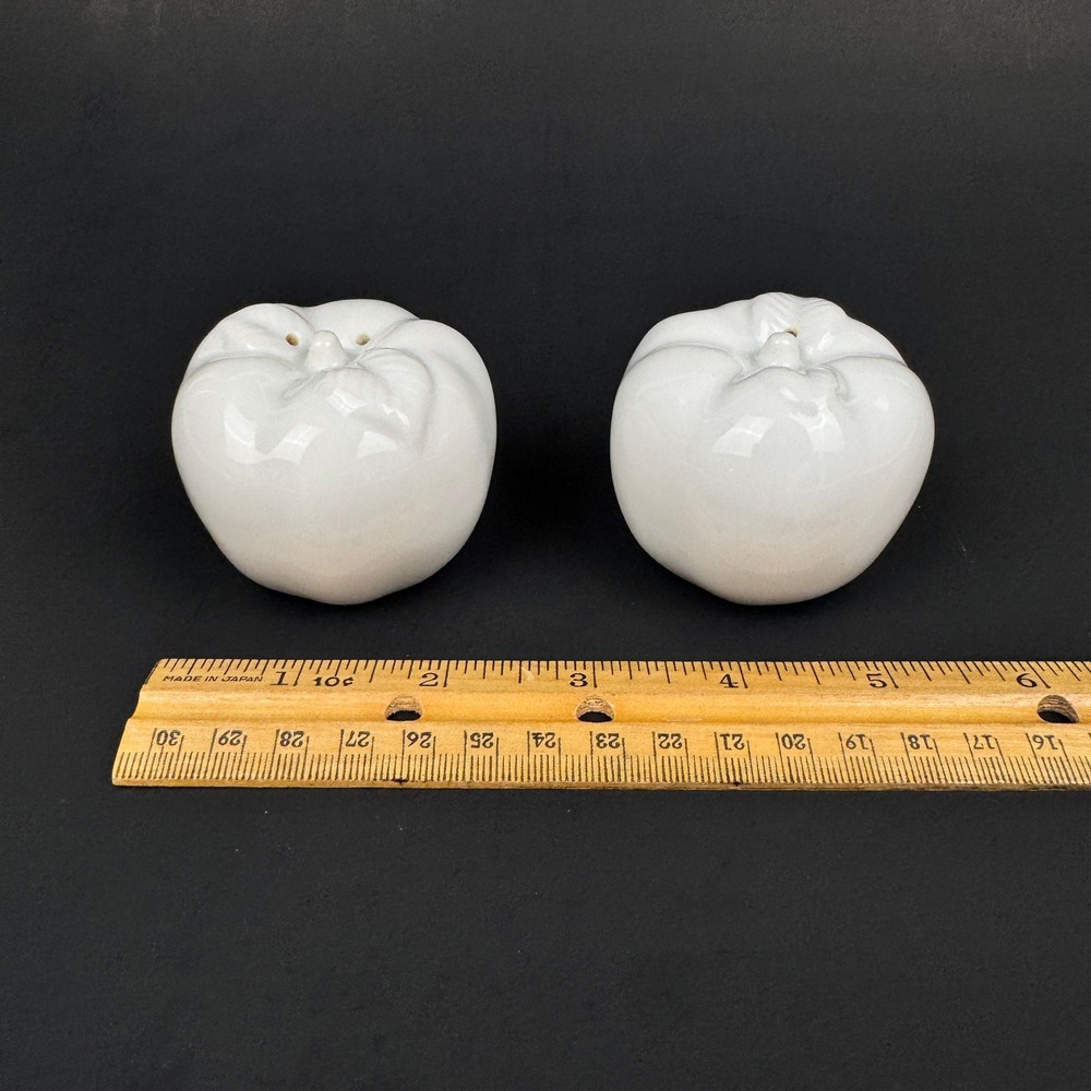 White Ceramic Apple‎ Shaped Salt Pepper Shaker Grannycore Cottagecore Country